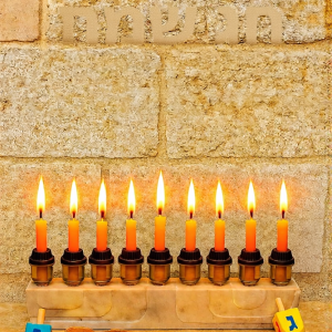 חנוכיה בסגנון שיש מבטון פולימרי