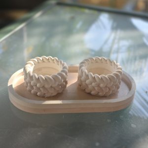 סט פמוטים לשבת בצורת צמה עם מגש מבטון פולימרי