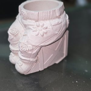 פסל דמות יושב על קוביה מבטון פולימרי