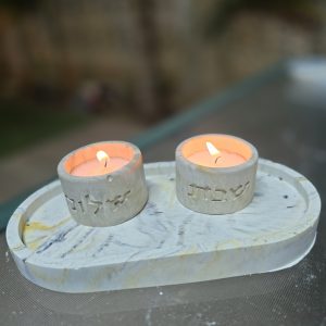 סט פמוטים ומגש בסגנון שיש עם חריטת שבת שלום